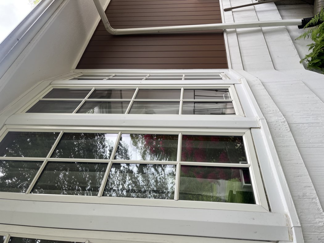 Crystal-clear multi-pane bay window